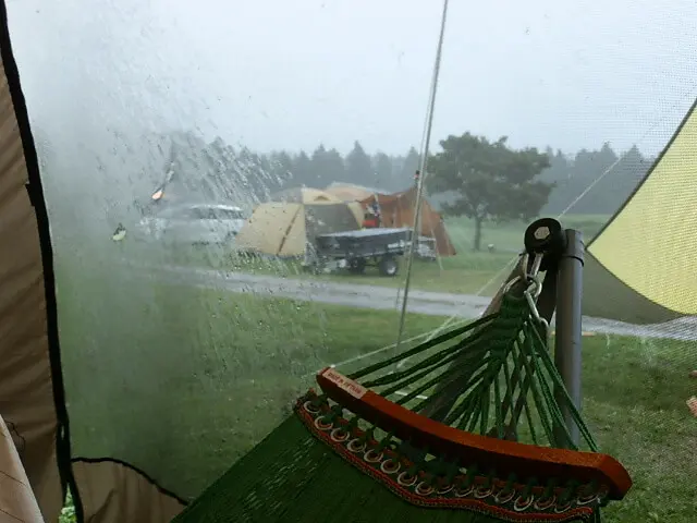 雨キャンプ後の乾燥は必須 送るだけ でokのテントクリーニング研究所 はじめてキャンプ