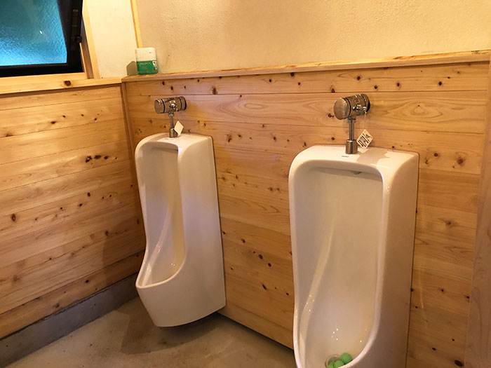 ボスコオートキャンプベースの男性トイレ