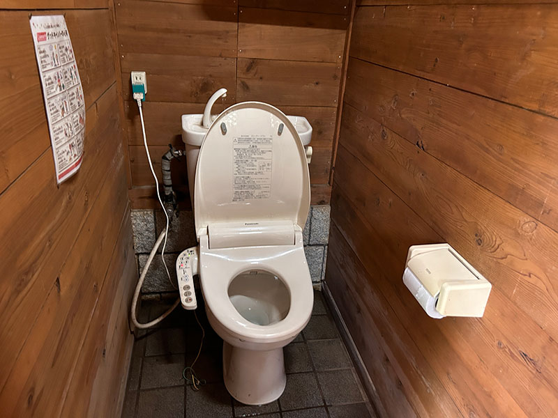 有野実苑オートキャンプ場の男性トイレ