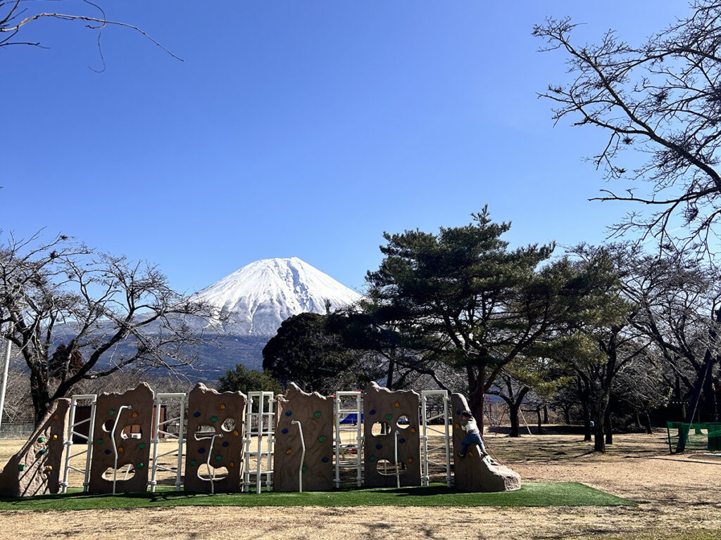 富士山を眺めながらロッククライミング