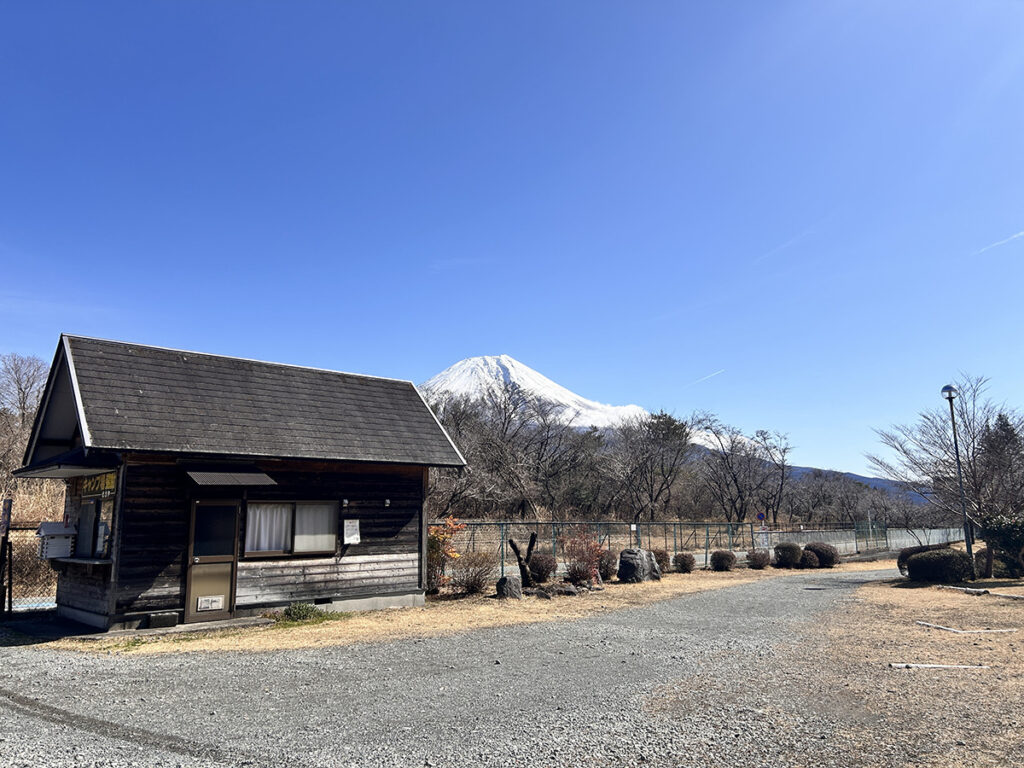 キャンプ場専用駐車場からも富士山を拝められる
